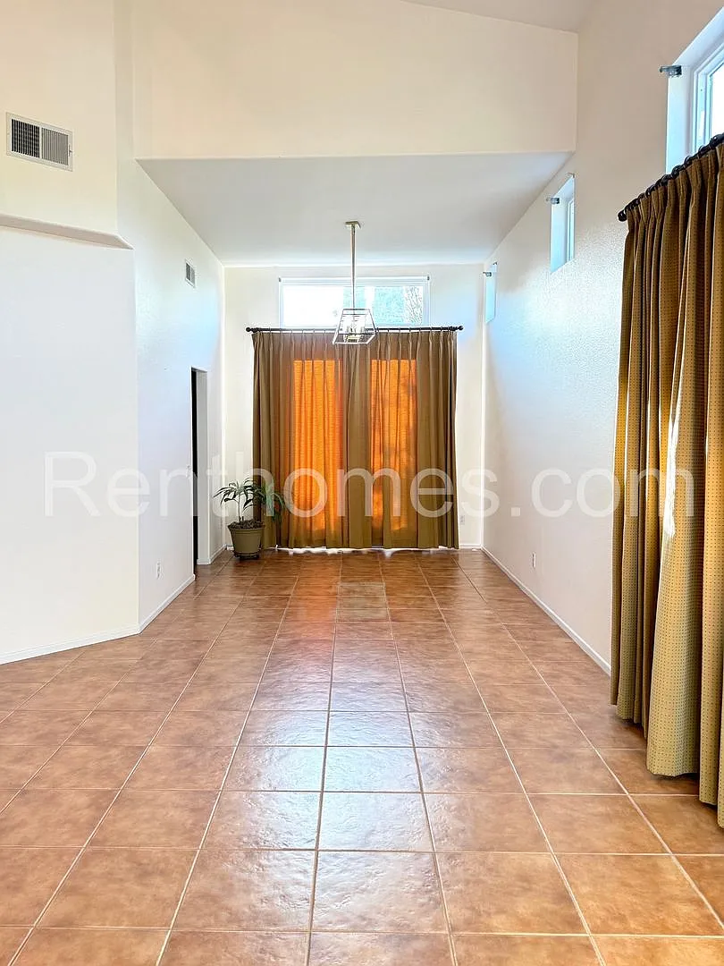 Sorrento Mesa, 10957 Sunny Mesa Rd, Den/Office, Nice Views, AC, Ga Log Fireplace, 3 Car Garage. — Photo 3