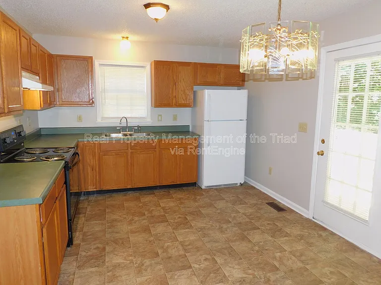 1805 Cody Ave — Photo 8