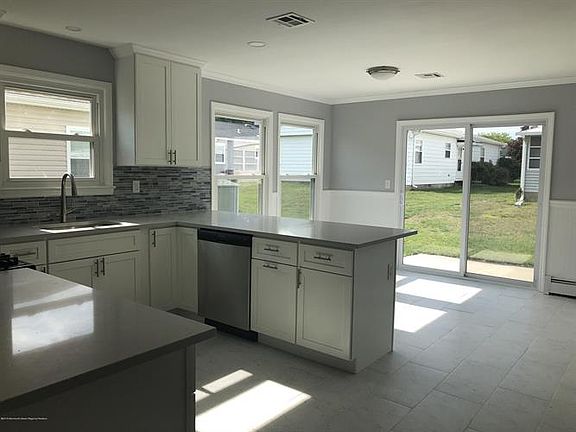 2nd image of 152 Freeport Blvd