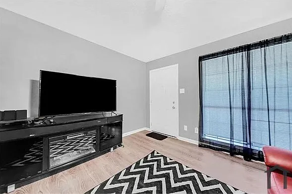 2 bed, 750 sqft, $1,300 — Photo 3