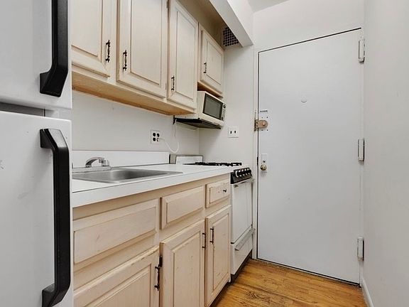 5th image of 851 W End Ave #2FF