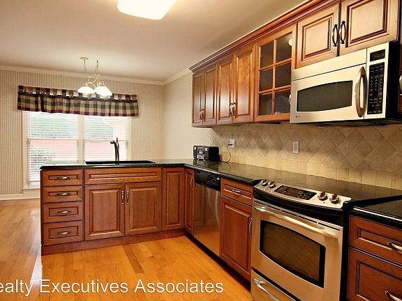 3rd image of 8505 Oxford Dr