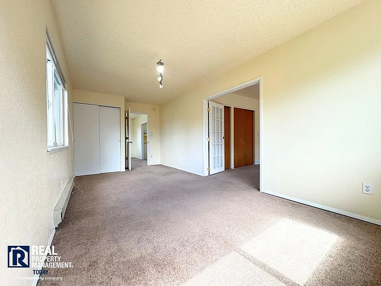 338 Regents Blvd — Photo 11