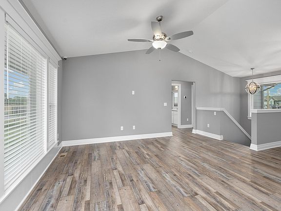 3rd image of 430 Aurora St