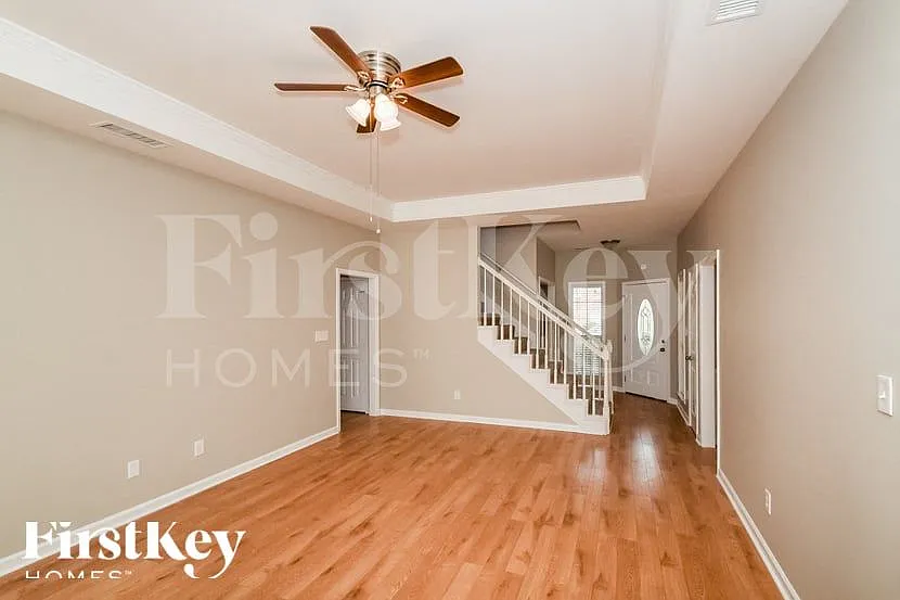 3 bed, 2.0 bath, 1912 sqft, $2,075 — Photo 2
