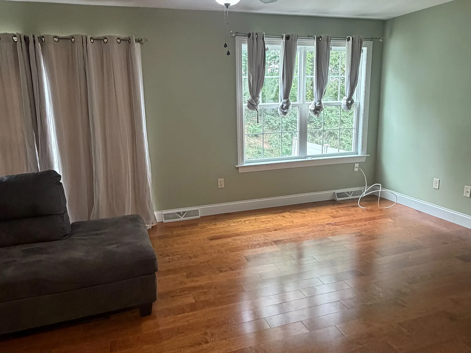 3 bed, 2.5 bath, 1324 sqft, $2,100 — Photo 2