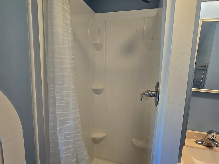 257 Roxbury St #3 — Photo 13