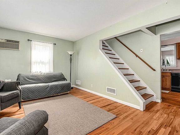 2nd image of 44 E 19th St