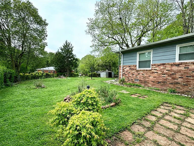 1003 Robinhood Ln — Photo 14