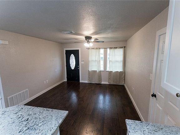 5th image of 209 E Taylor Dr