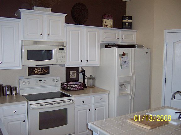 Kitchen island with wet sink