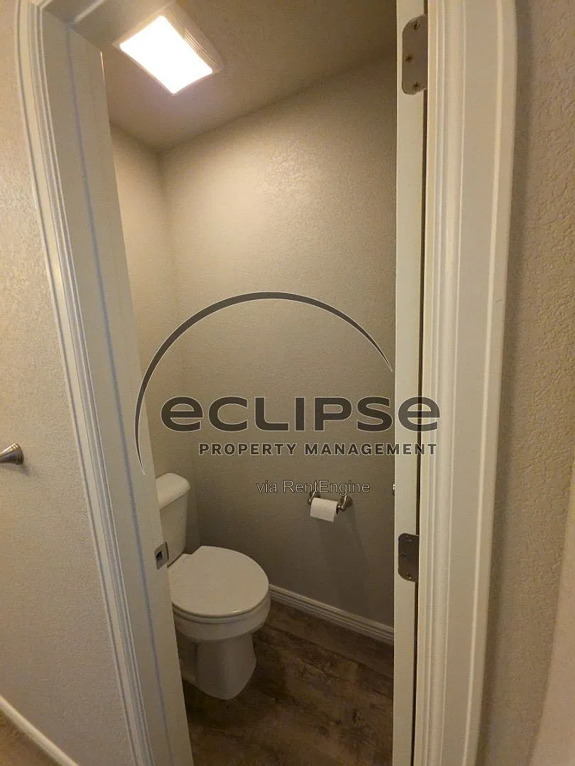 3 bed, 2.5 bath, 1800 sqft, $2,100 — Photo 3