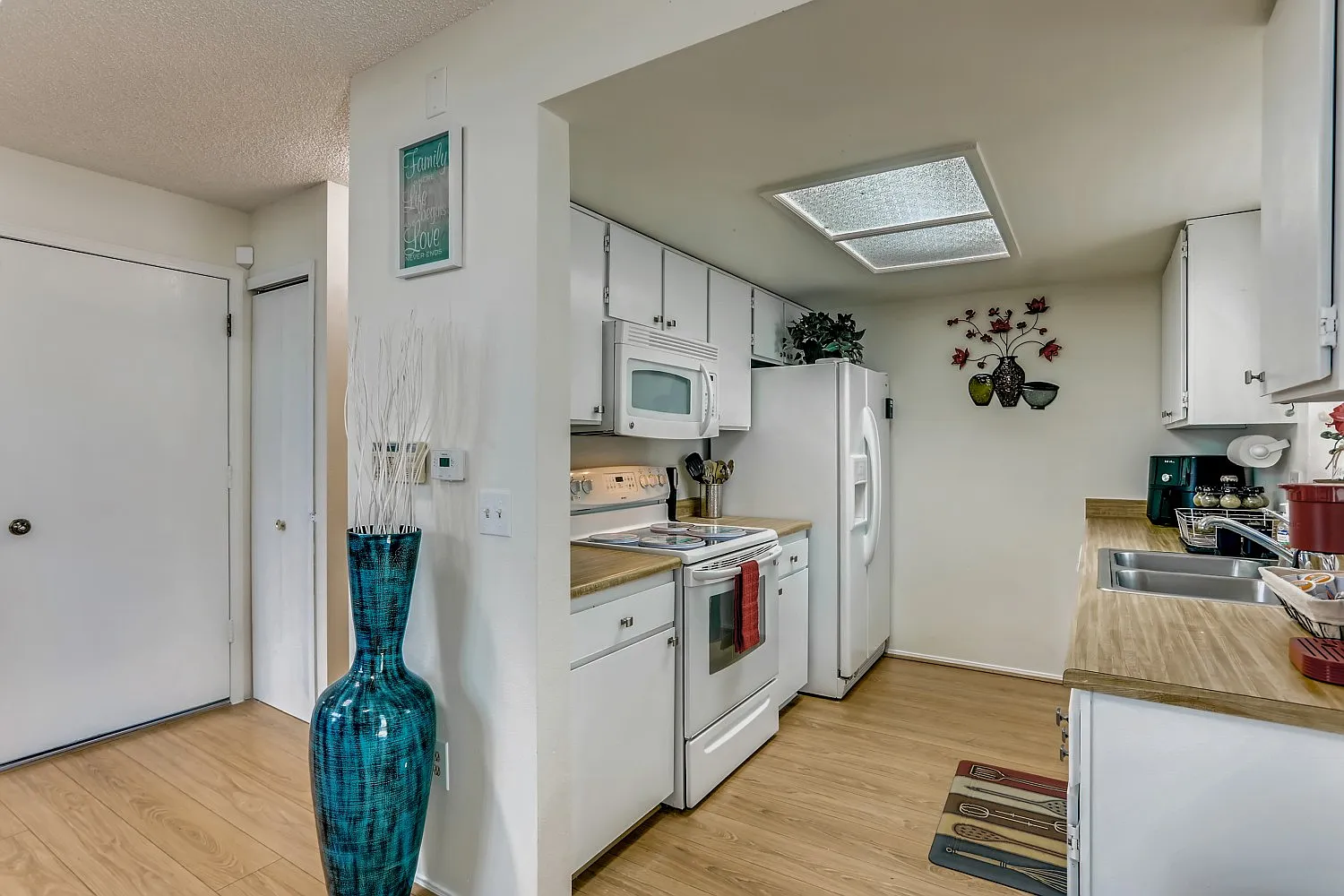 4 bed, 1800 sqft, $3,445 — Photo 2