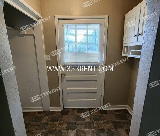 807 E 100th Ter — Photo 2