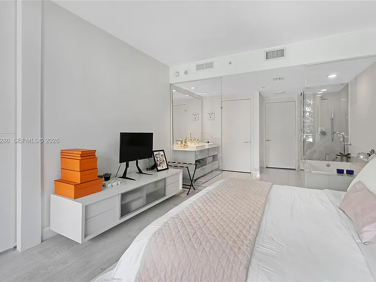 650 NE 32nd St #703 — Photo 11
