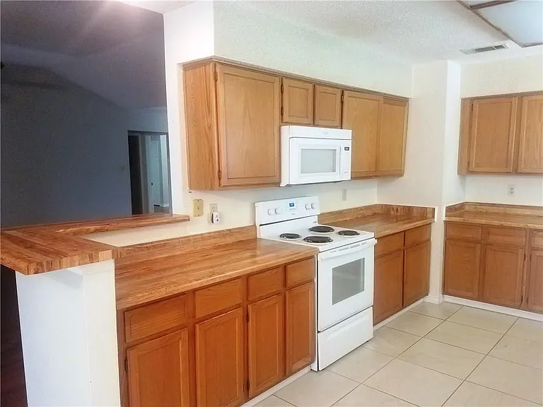 2425 Inverness Dr — Photo 8
