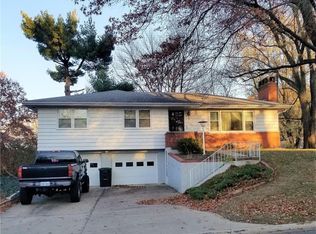 1905 Safari Dr, Saint Joseph, MO 64506