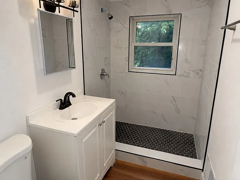 9528 S Bensley Ave — Photo 4