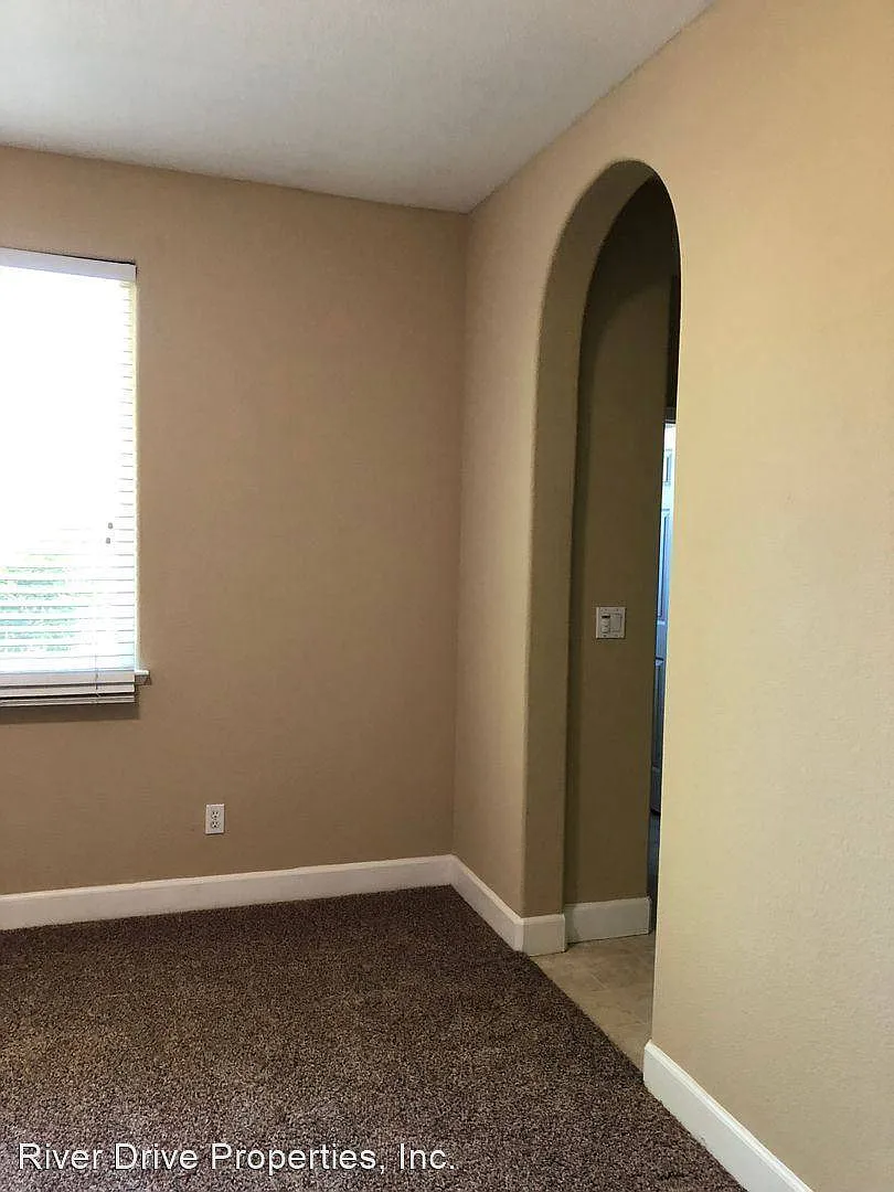 408 Tolman Way photo 1