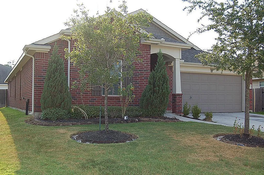 4 bed, 2.0 bath, 2051 sqft, $2,000 — Photo 1