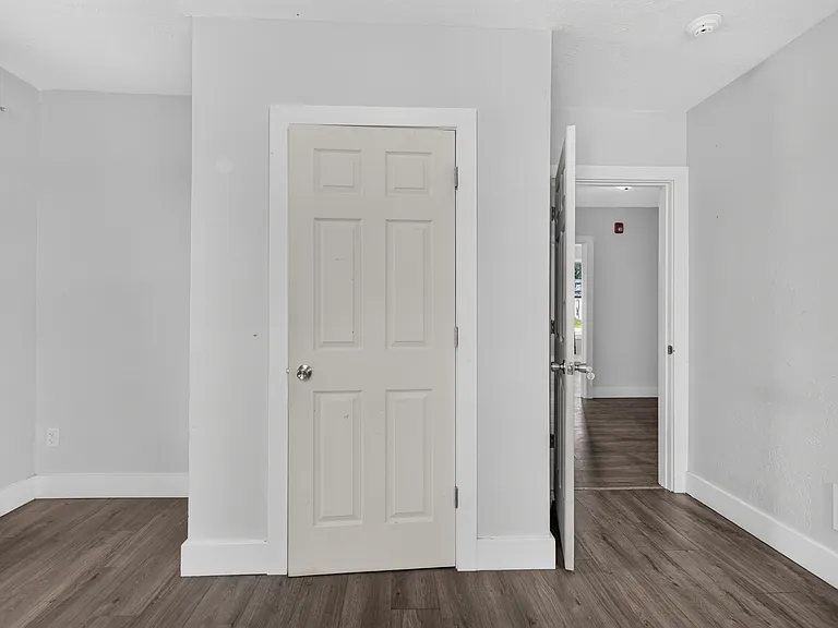 918 Elm St — Photo 17