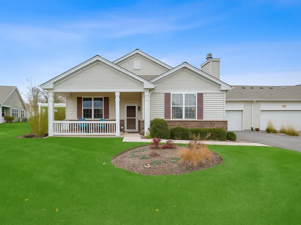 672 N Falls Cir, Hampshire, IL 60140