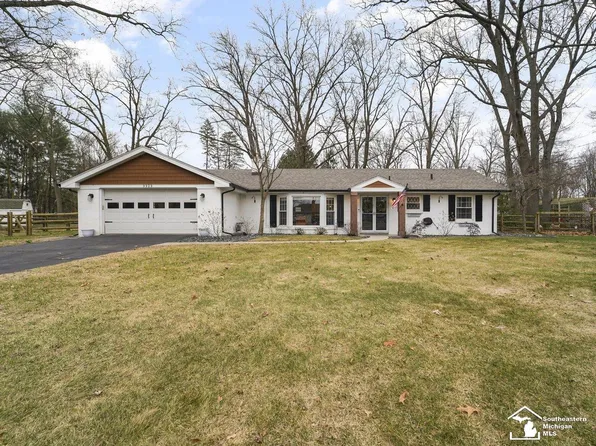 3323 Deepwood Dr, Lambertville, MI 48144