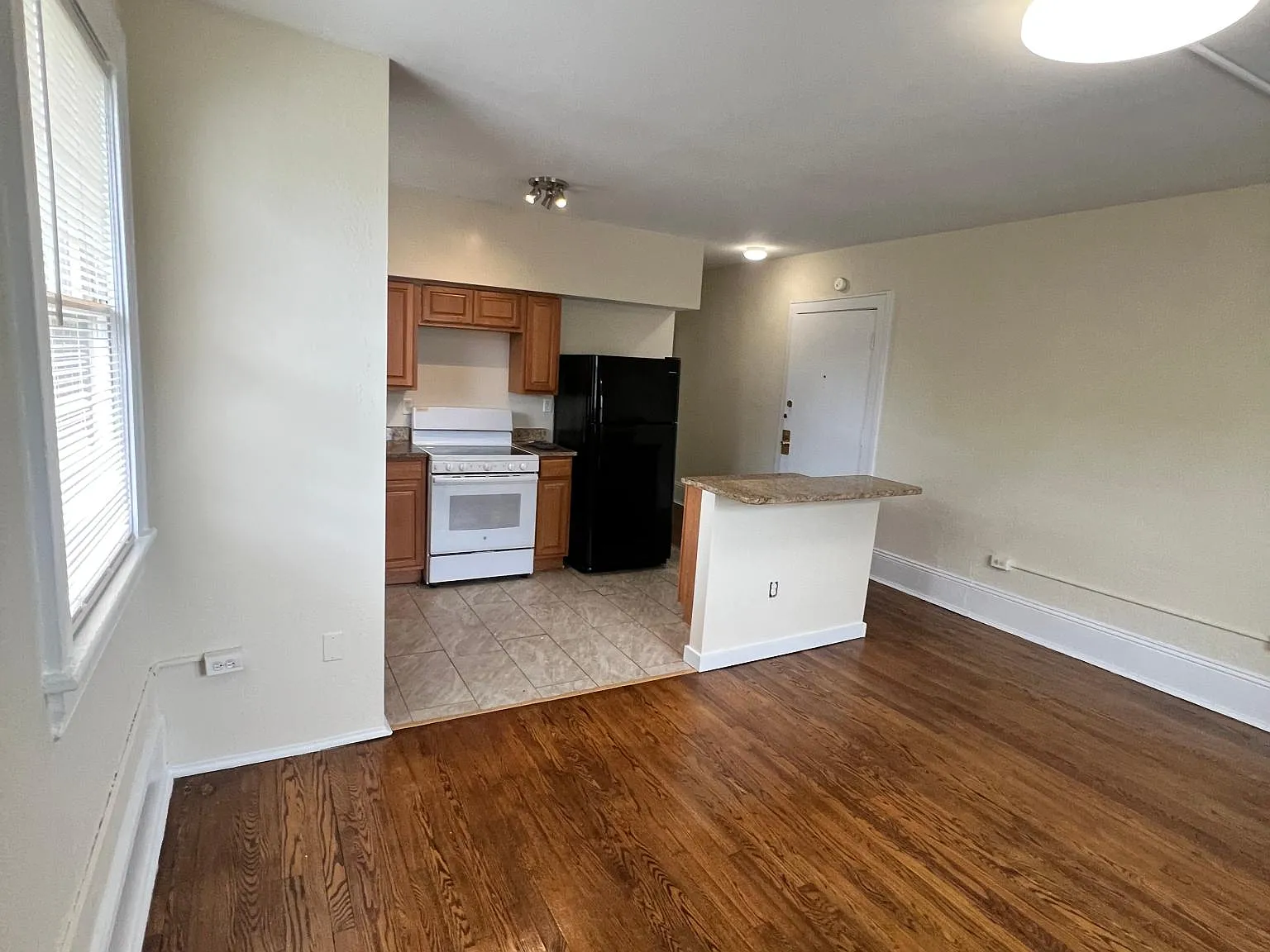 1 bed, 700 sqft, $1,095 — Photo 1
