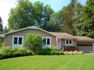 25 Shire Oaks Dr, Pittsford, NY 14534