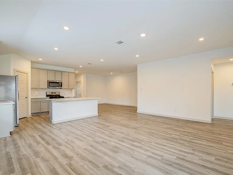 7911 Murciana Dr — Photo 19