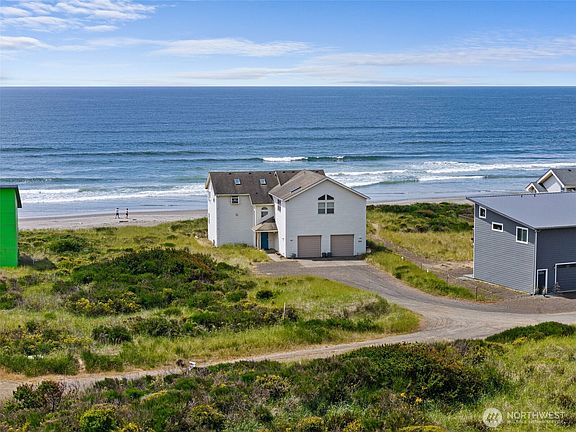 3rd image of 511 Dune Crest Drive