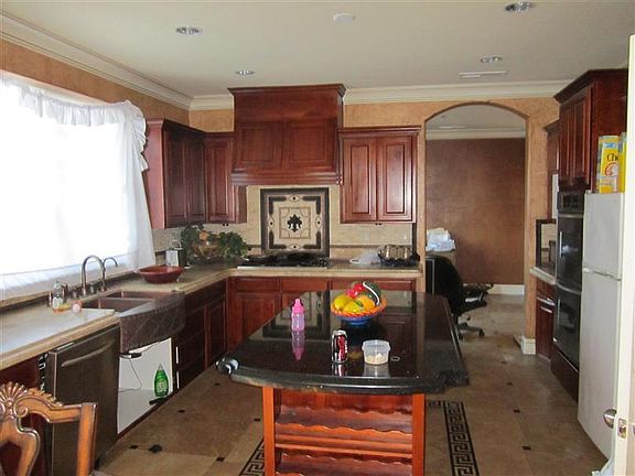 4th image of 2557 S Bundy Dr