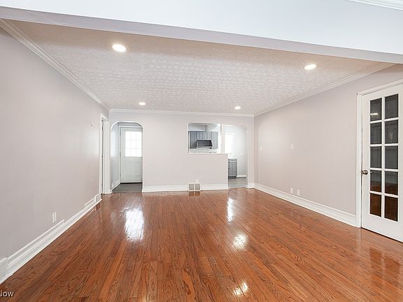 4th image of 1044 Winton Ave