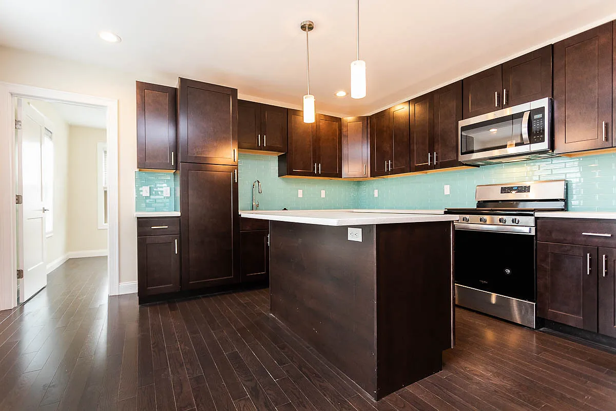 4 bed, 4.5 bath, 2100 sqft, $5,200 — Photo 4