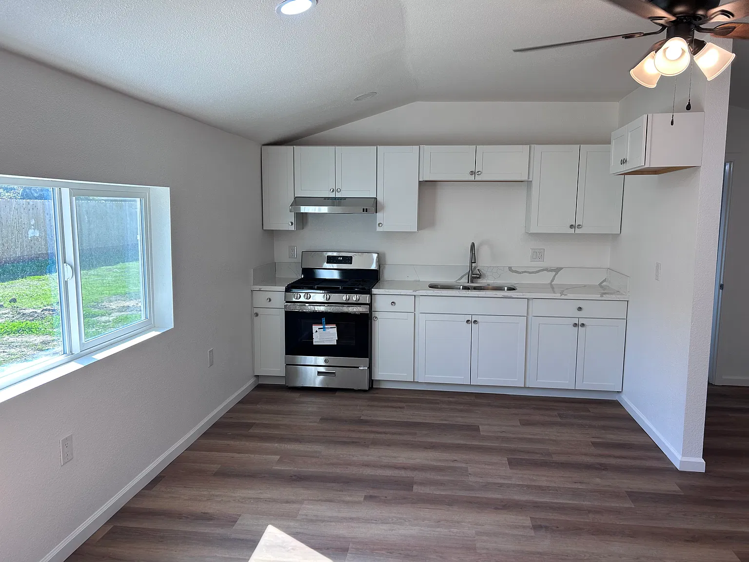 Studio, 400 sqft, $925 — Photo 4