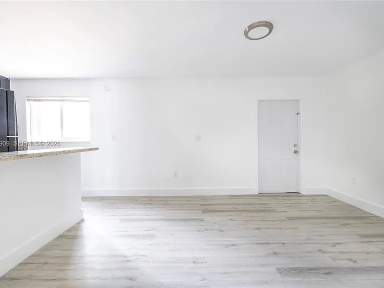1091 SW 4th St #1 — Photo 19
