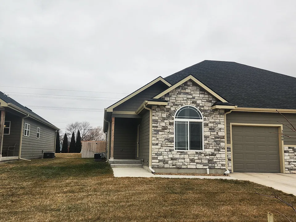 2806 Crystal Lake Dr