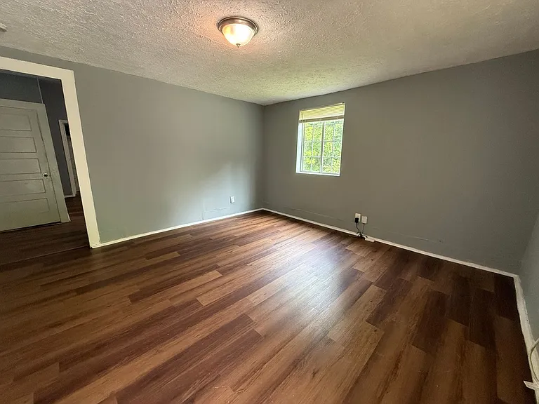 215 Smith St NE — Photo 8