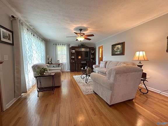 4th image of 405 Mountain Dr