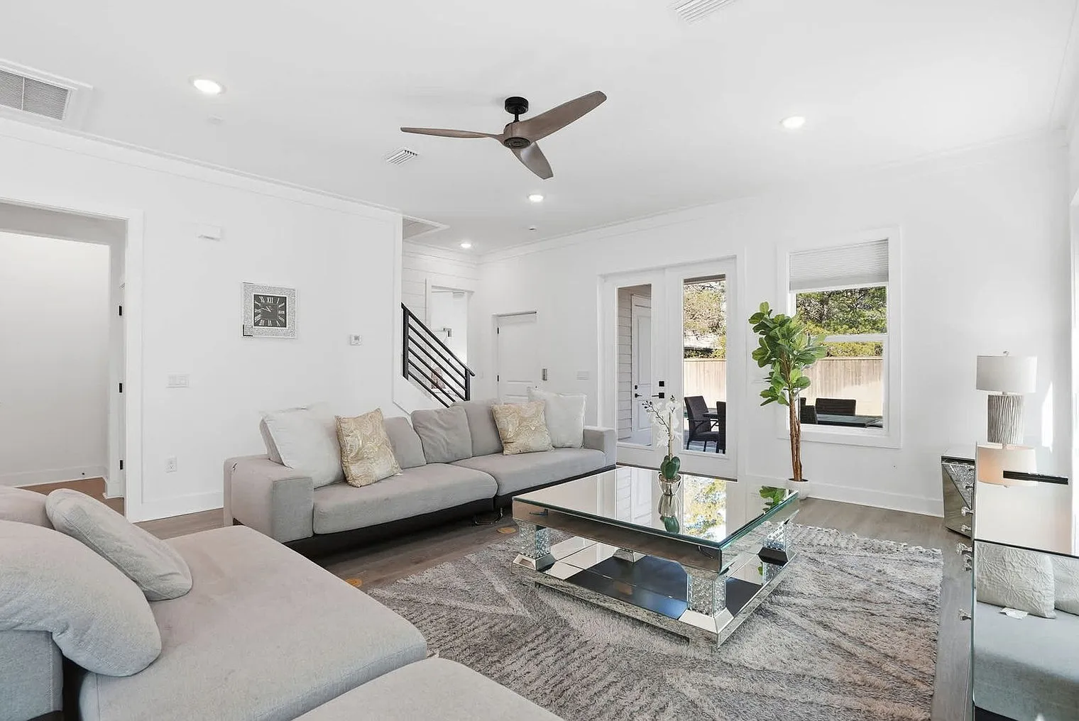 12 bed, 9.0 bath, 5511 sqft, $12,352 — Photo 2