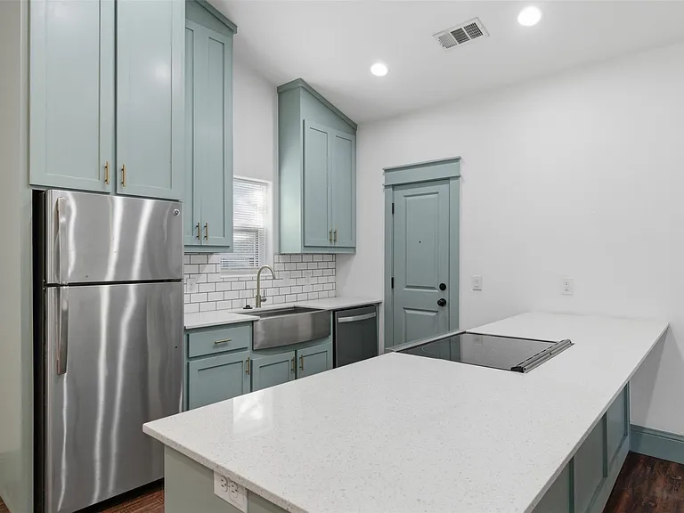 1731 W Elm St — Photo 2