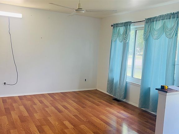 4th image of 4224 Garrick Ave