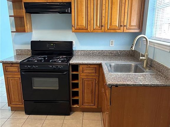 4th image of 310 E Josephine St