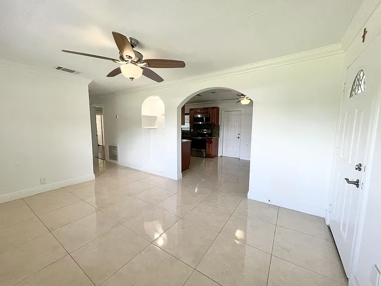 310 Dickson Dr — Photo 5