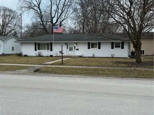 300 E Pine St, Moweaqua, IL 62550