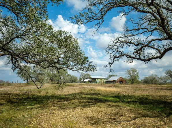 698 Hilbrich Rd, Westhoff, TX 77994
