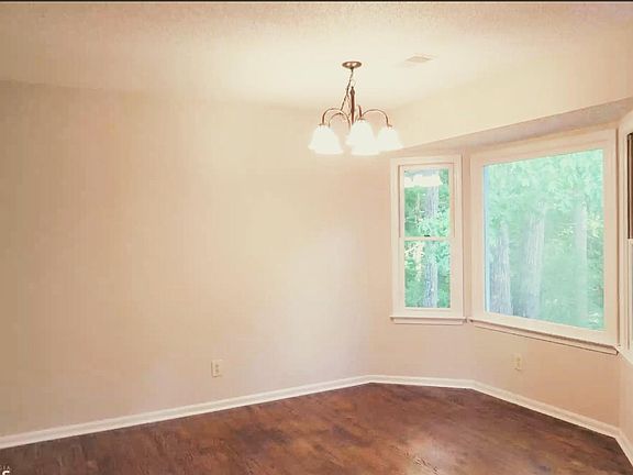 Eat in kitchen/dining area