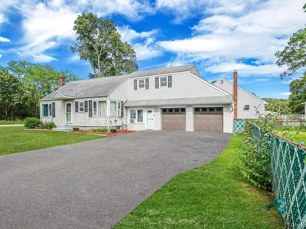 2581 Locust Avenue, Ronkonkoma, NY 11779