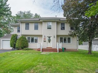 527 Green Valley Rd, Paramus, NJ 07652