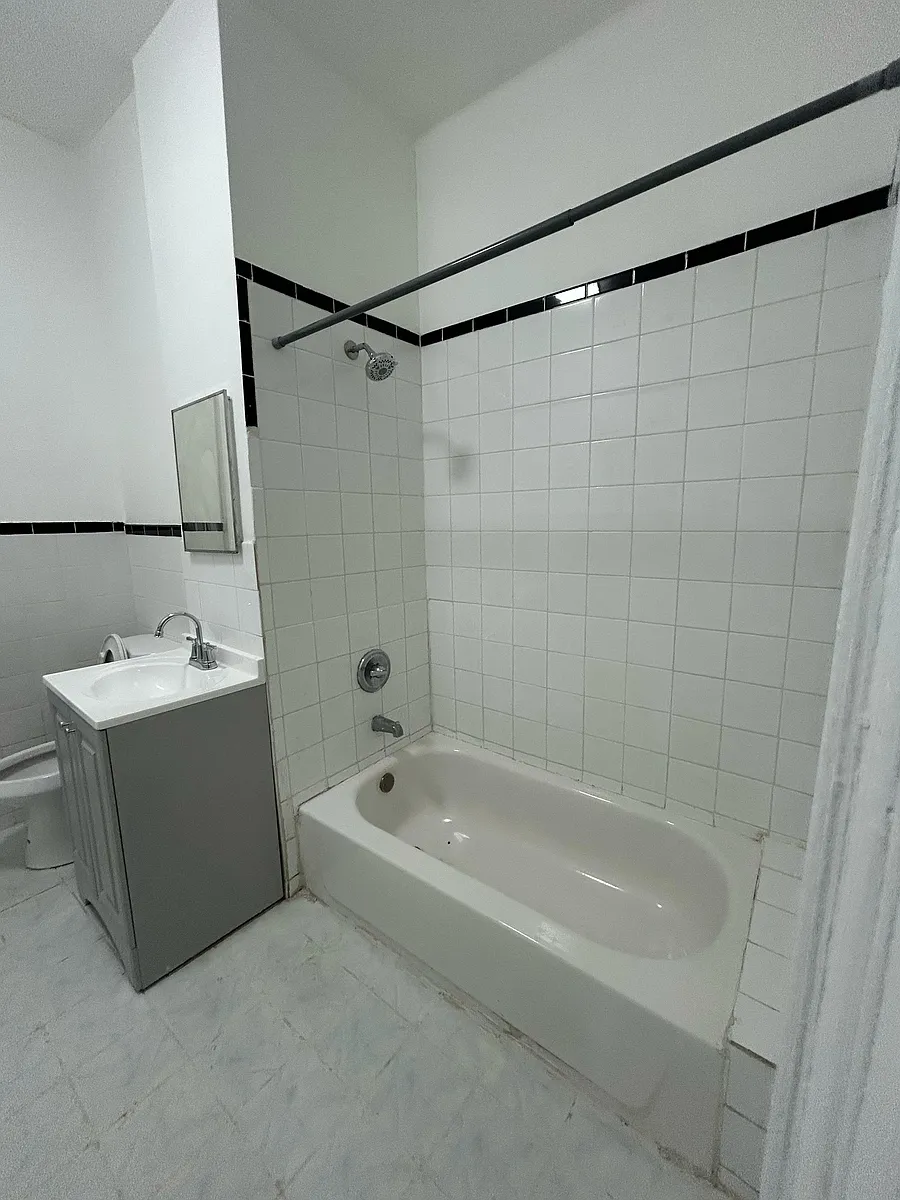 Building Photo - 835 E 217th St #2